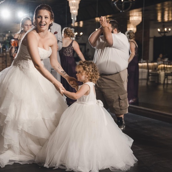 Oleg Cassini size 4. Non- altered. Champagne color. This dress is beautiful - Picture 5 of 6